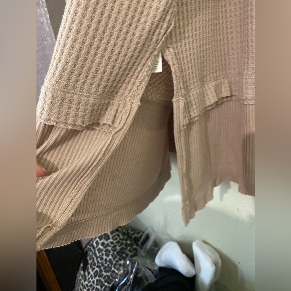 Final Price Drop 🔥 Free People NorthShoreThermal  Top , Side Splits Thumbholes - Picture 9 of 15